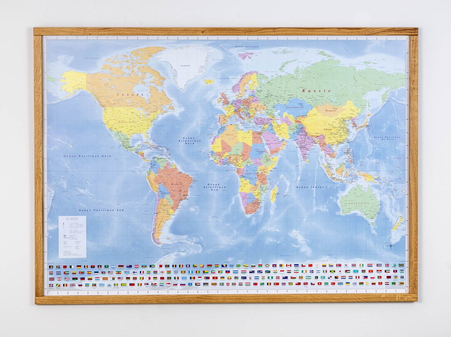 Planisphère en français avec cadre en chêne - 143 x 103 cm | GeoMetro carte murale livrée à plat GeoMetro