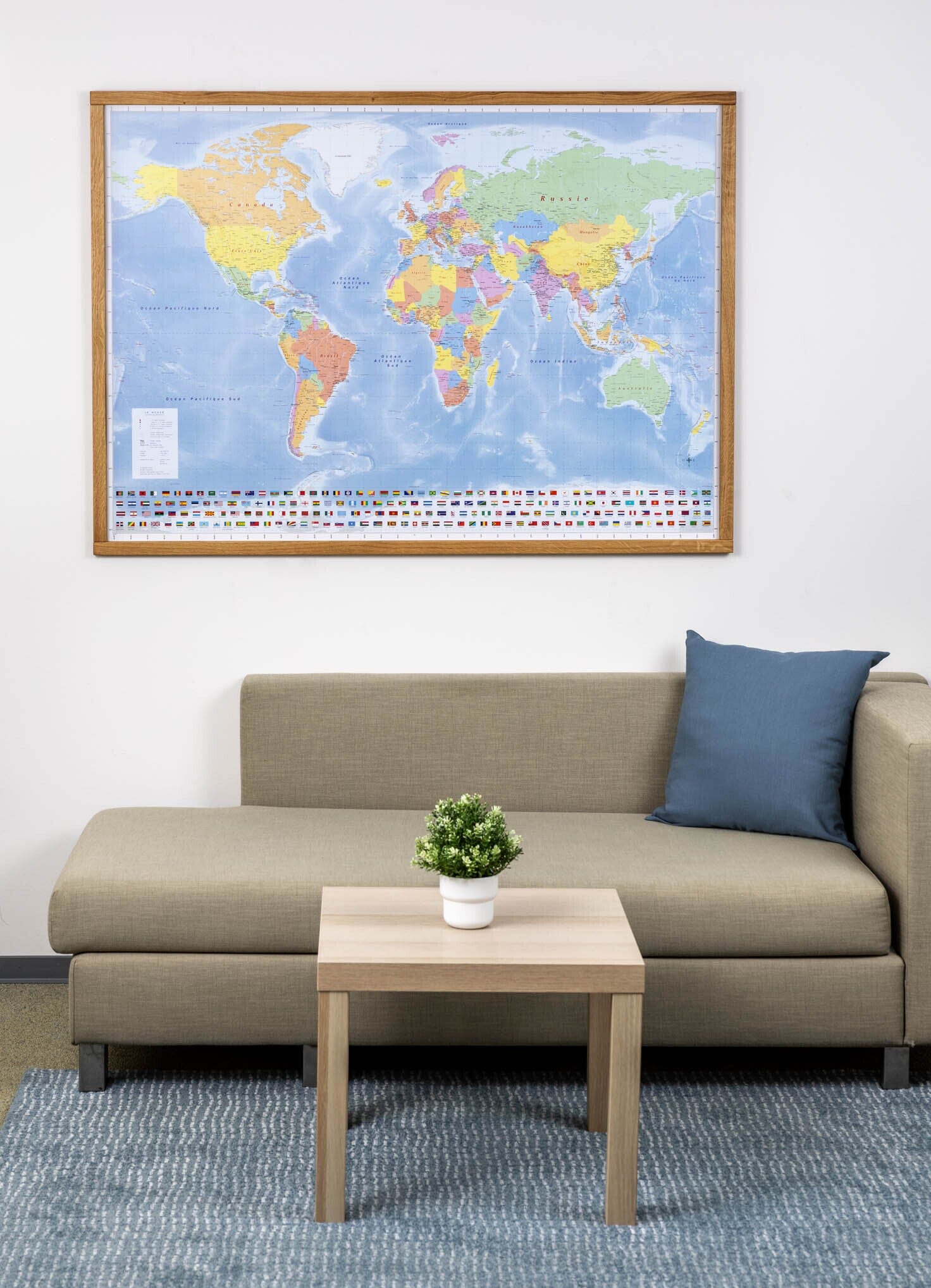 Planisphère en français avec cadre en chêne - 143 x 103 cm | GeoMetro carte murale livrée à plat GeoMetro