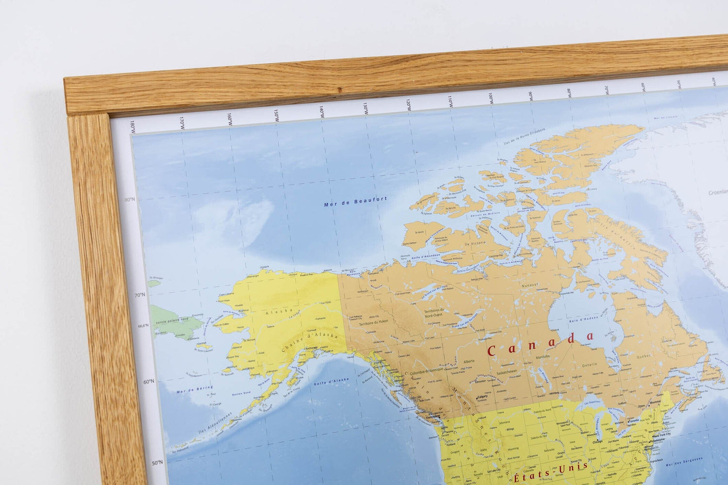 Planisphère en français avec cadre en chêne - 143 x 103 cm | GeoMetro carte murale livrée à plat GeoMetro