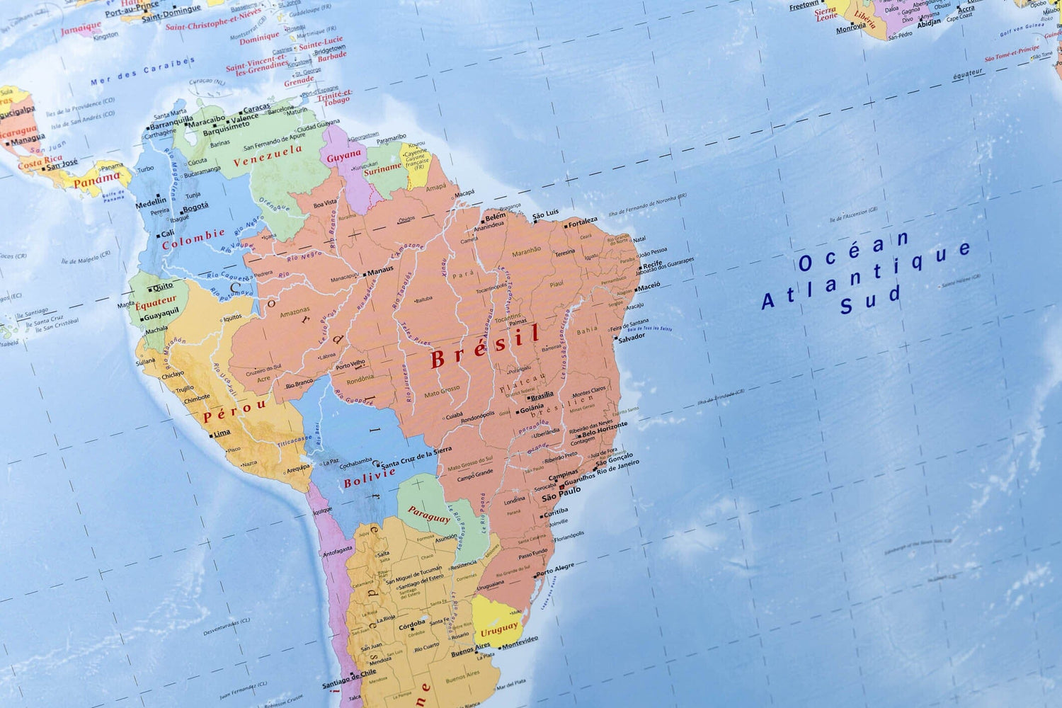 Planisphère en français avec cadre en chêne - 143 x 103 cm | GeoMetro carte murale livrée à plat GeoMetro