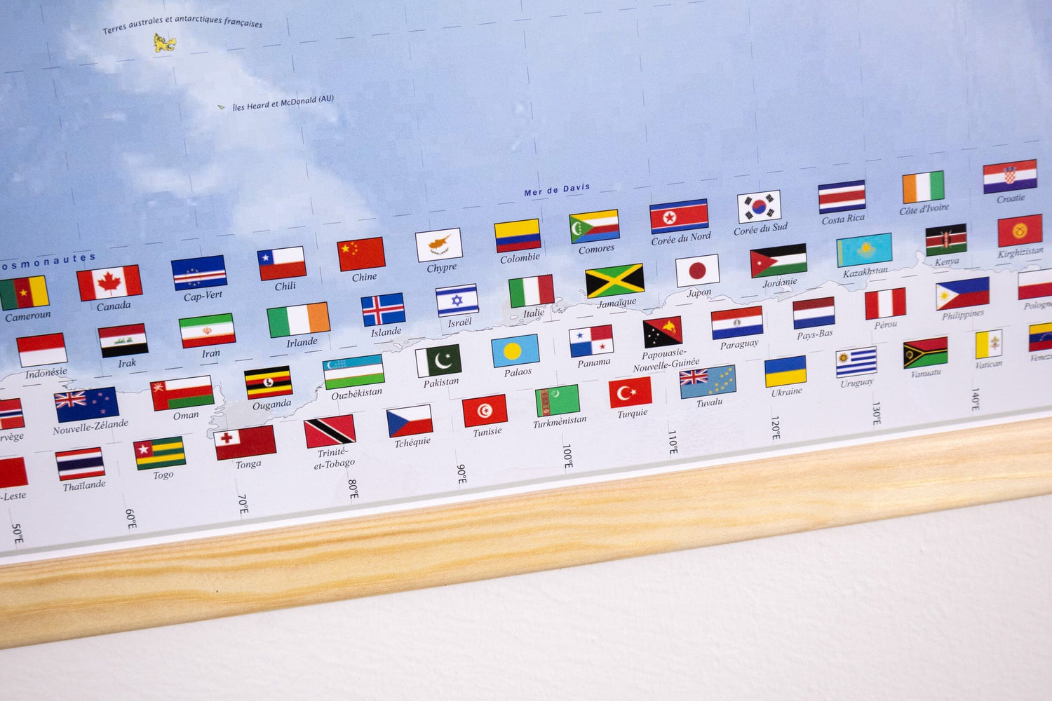 Planisphère plastifié en français - 100 x 70 cm, avec baguettes de maintien en bois | GeoMetro carte murale roulée (en tube) GeoMetro