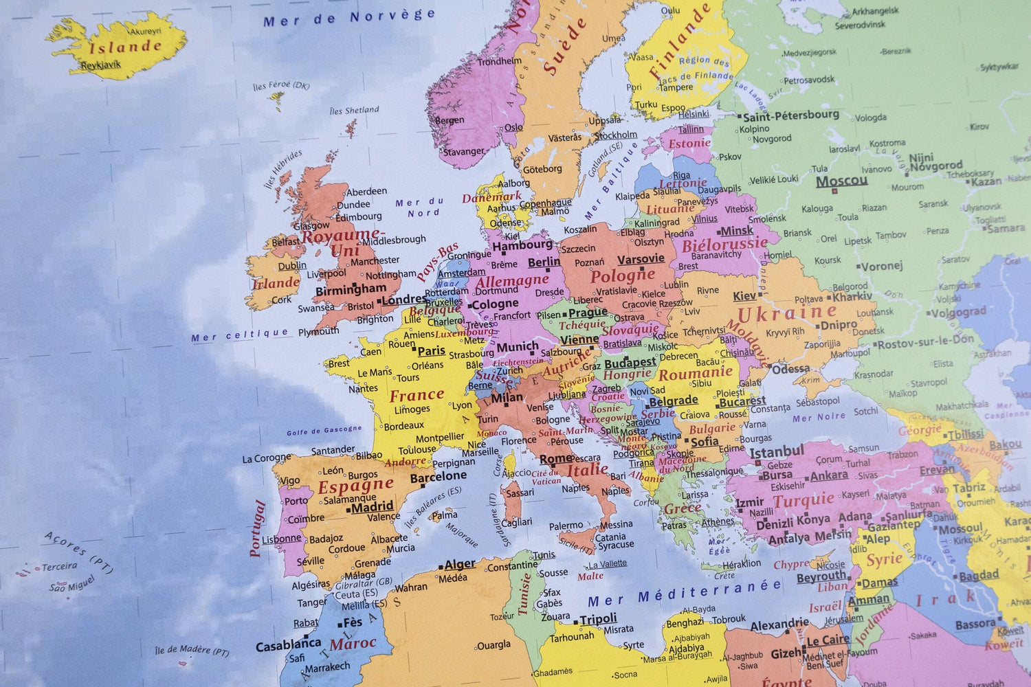 Planisphère plastifié en français - 100 x 70 cm, avec baguettes de maintien en bois | GeoMetro carte murale roulée (en tube) GeoMetro