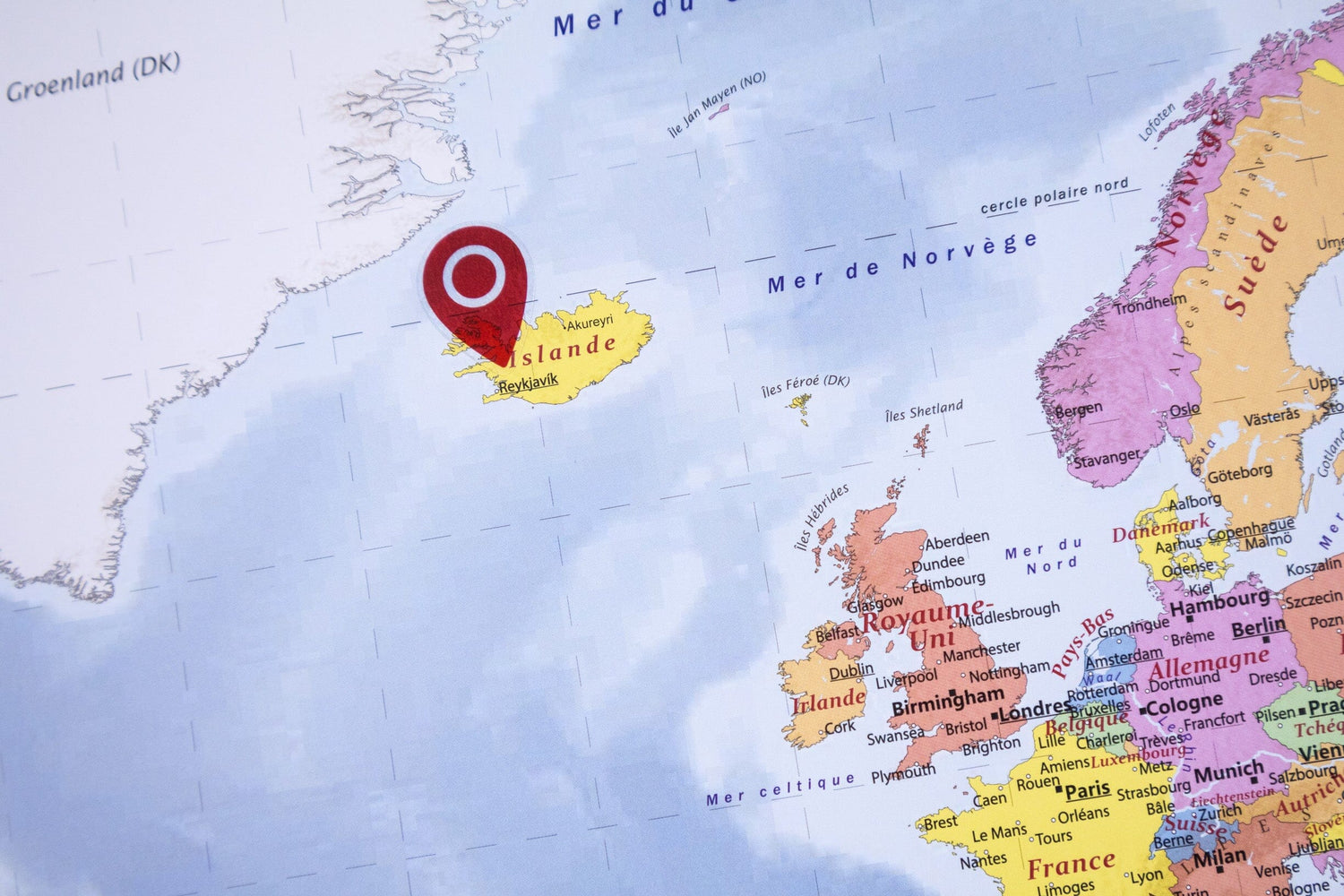 Planisphère plastifié en français - 100 x 70 cm, avec baguettes de maintien en bois | GeoMetro carte murale roulée (en tube) GeoMetro