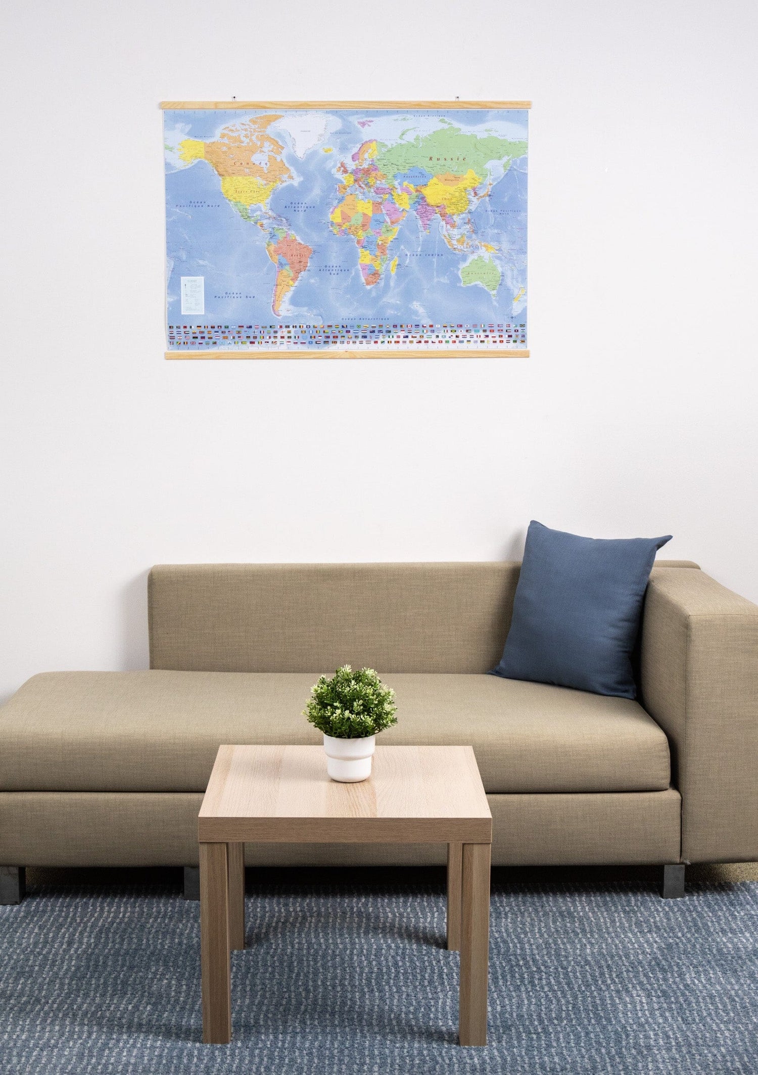 Planisphère plastifié en français - 100 x 70 cm, avec baguettes de maintien en bois | GeoMetro carte murale roulée (en tube) GeoMetro