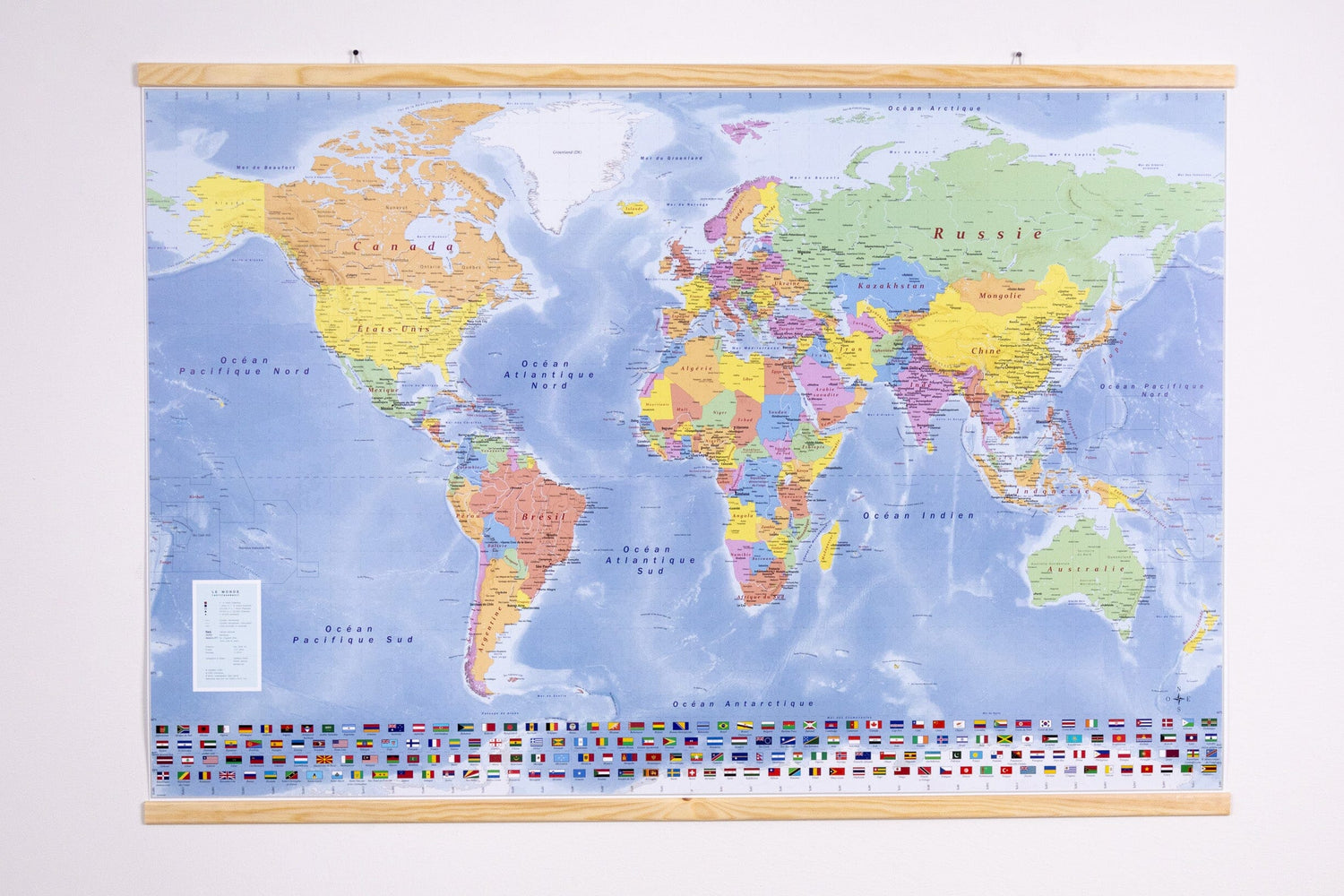 Planisphère plastifié en français - 100 x 70 cm, avec baguettes de maintien en bois | GeoMetro carte murale roulée (en tube) GeoMetro