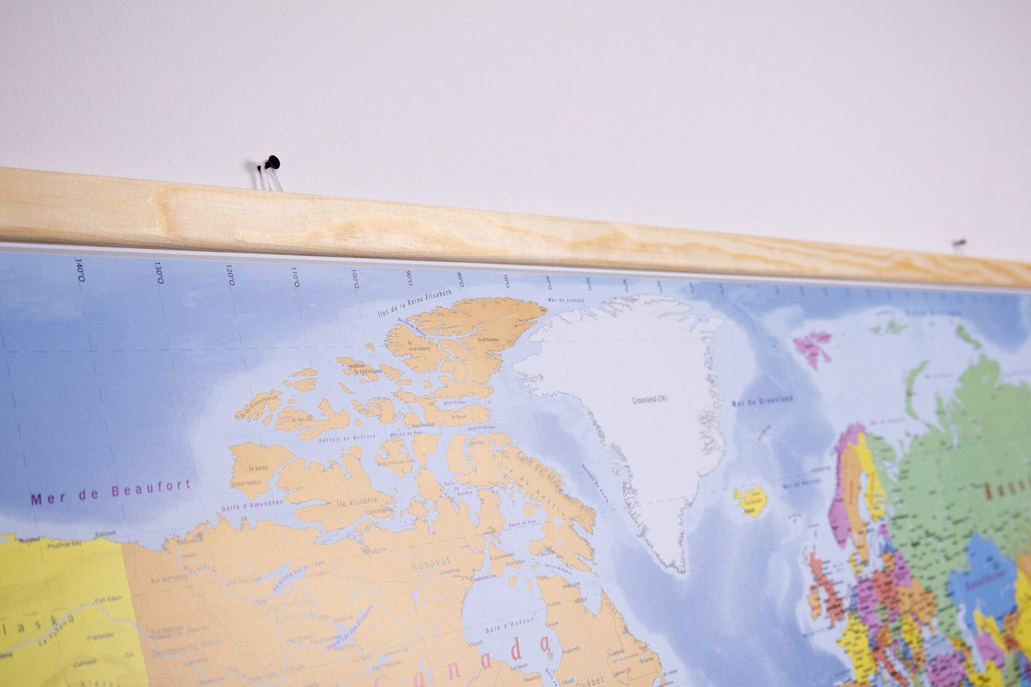 Planisphère plastifié en français - 100 x 70 cm, avec baguettes de maintien en bois | GeoMetro carte murale roulée (en tube) GeoMetro