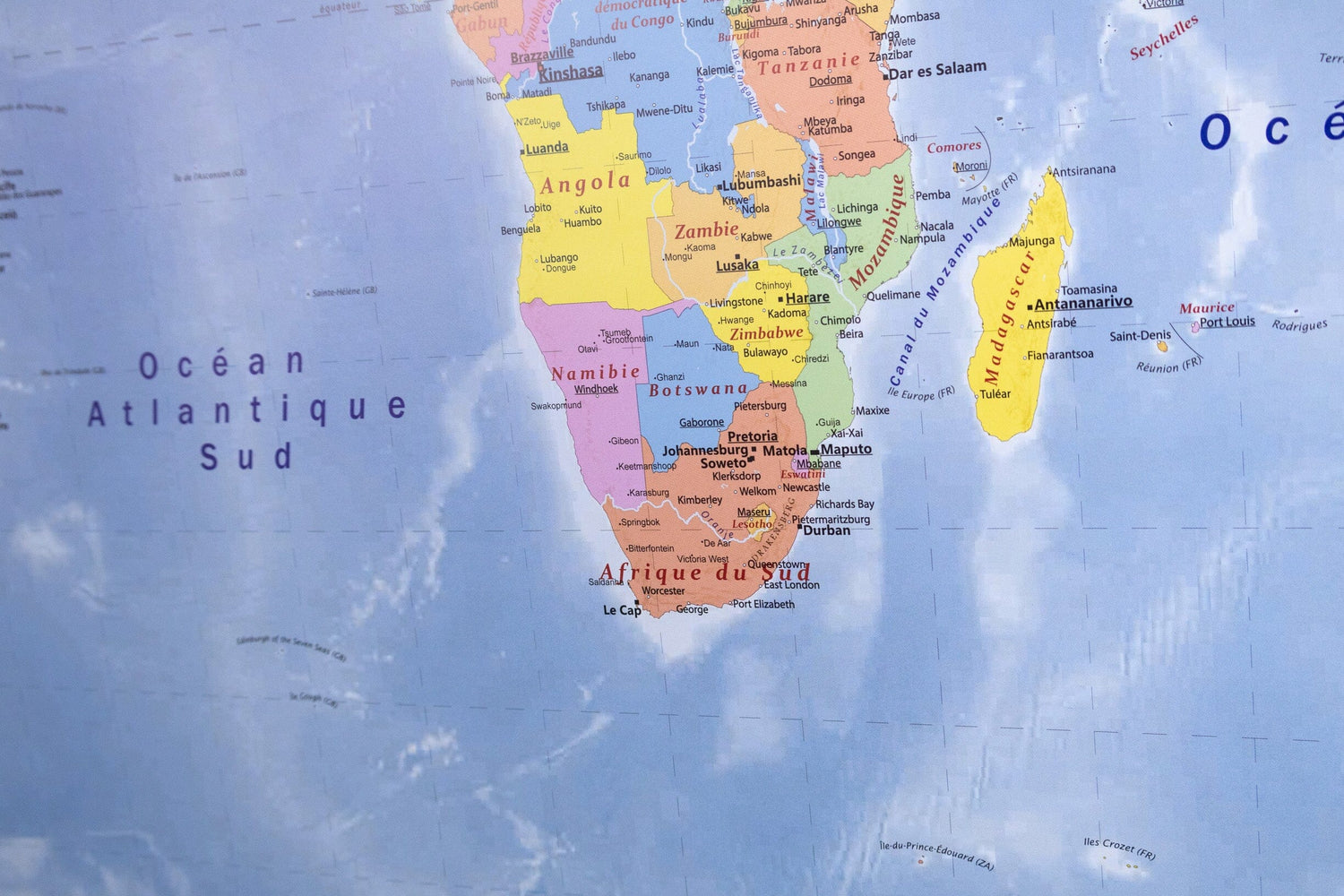 Planisphère plastifié en français - 100 x 70 cm, avec baguettes de maintien en bois | GeoMetro carte murale roulée (en tube) GeoMetro