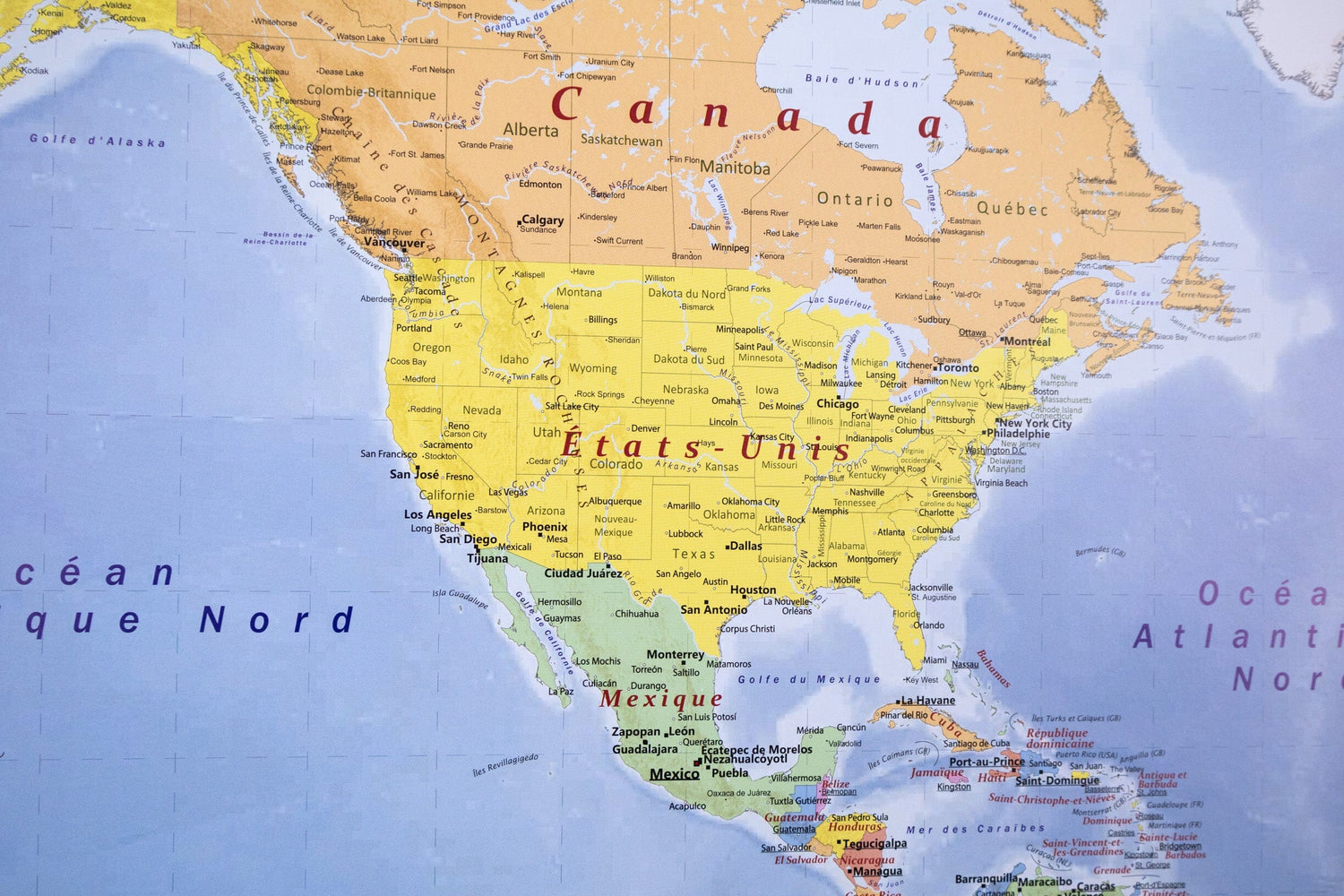 Planisphère plastifié en français - 100 x 70 cm, avec baguettes de maintien en bois | GeoMetro carte murale roulée (en tube) GeoMetro