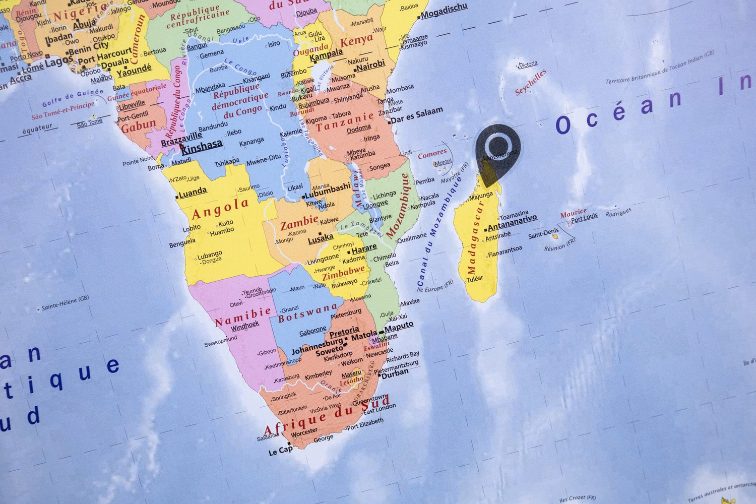 Planisphère plastifié en français - 100 x 70 cm, avec baguettes de maintien en bois | GeoMetro carte murale roulée (en tube) GeoMetro