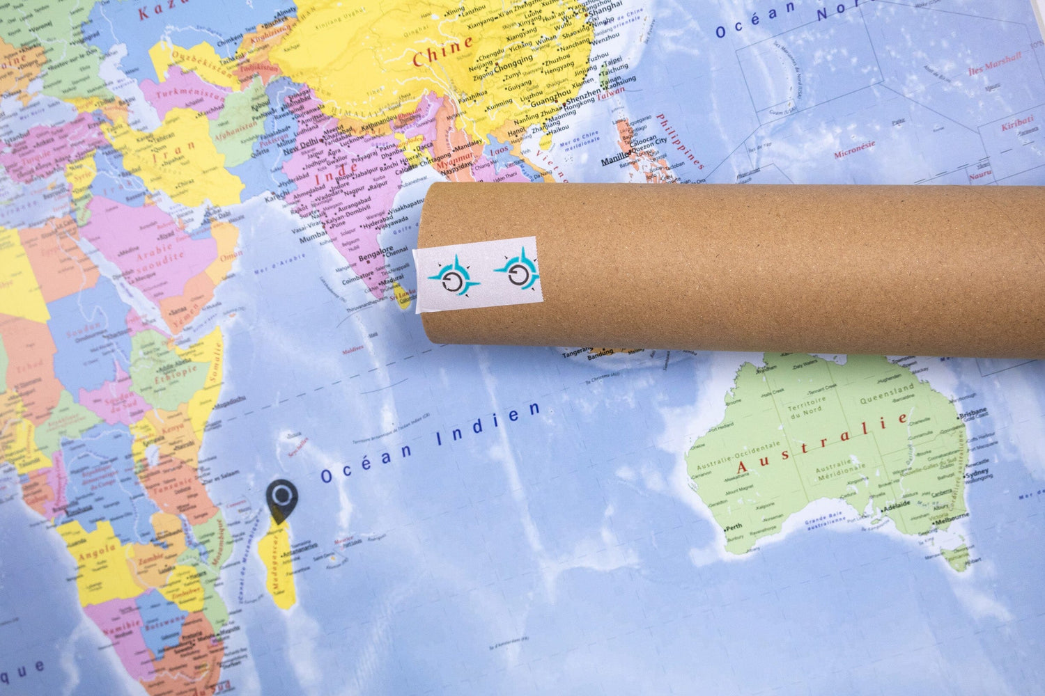 Planisphère plastifié en français - 100 x 70 cm, avec baguettes de maintien en bois | GeoMetro carte murale roulée (en tube) GeoMetro