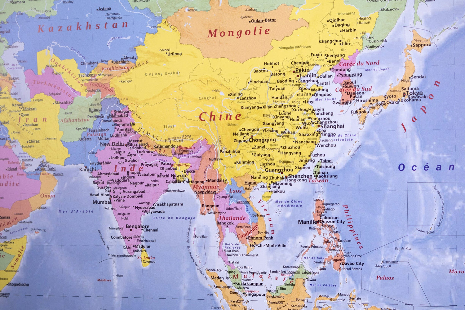 Planisphère plastifié en français - 100 x 70 cm, avec baguettes de maintien en bois | GeoMetro carte murale roulée (en tube) GeoMetro