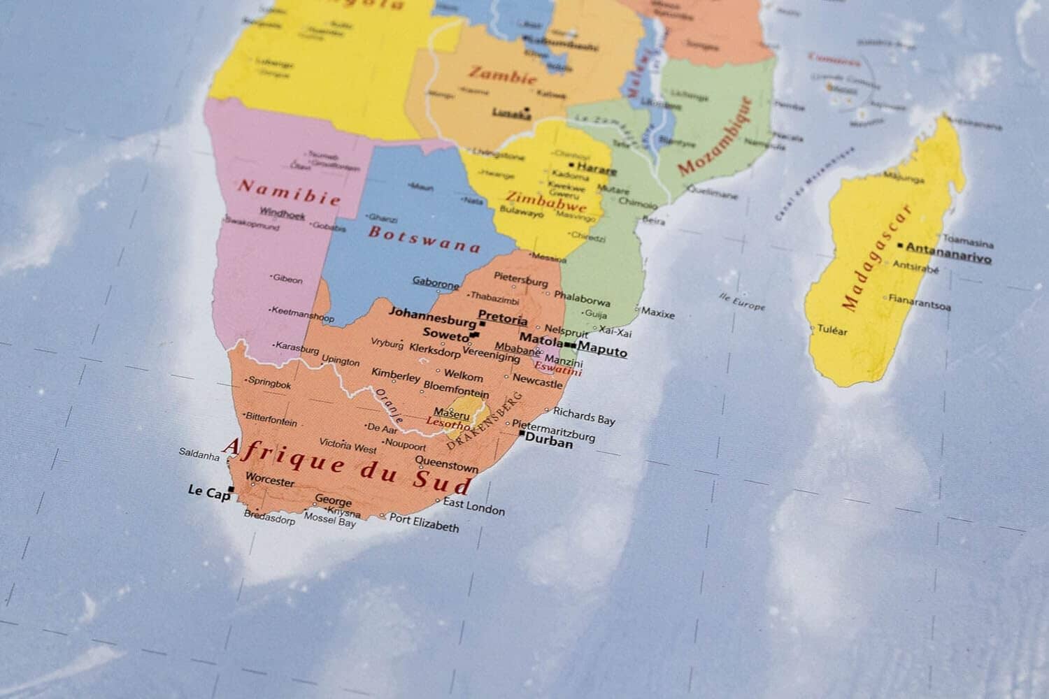 Planisphère plastifié en français - 140 x 100 cm | GeoMetro carte murale roulée (en tube) GeoMetro