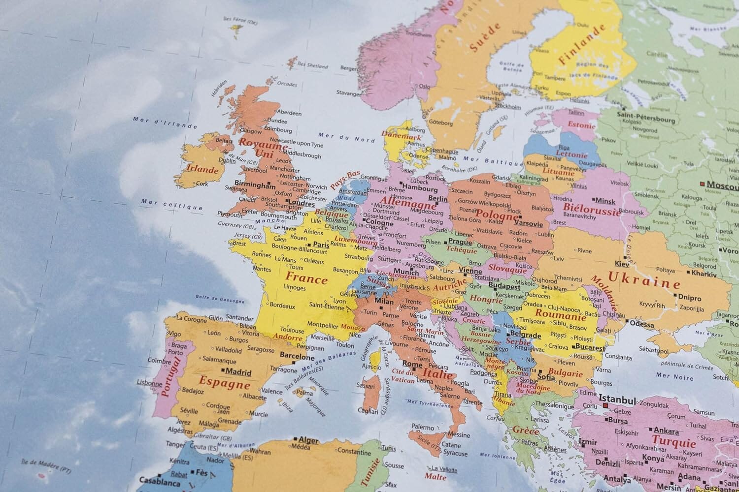 Planisphère plastifié en français - 140 x 100 cm | GeoMetro carte murale roulée (en tube) GeoMetro