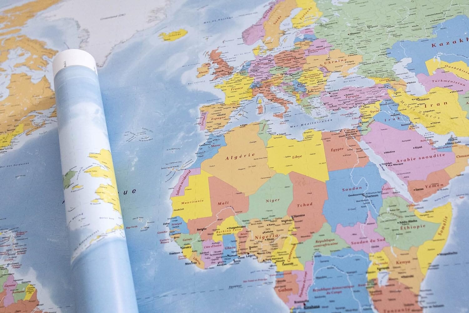 Planisphère plastifié en français - 140 x 100 cm | GeoMetro carte murale roulée (en tube) GeoMetro