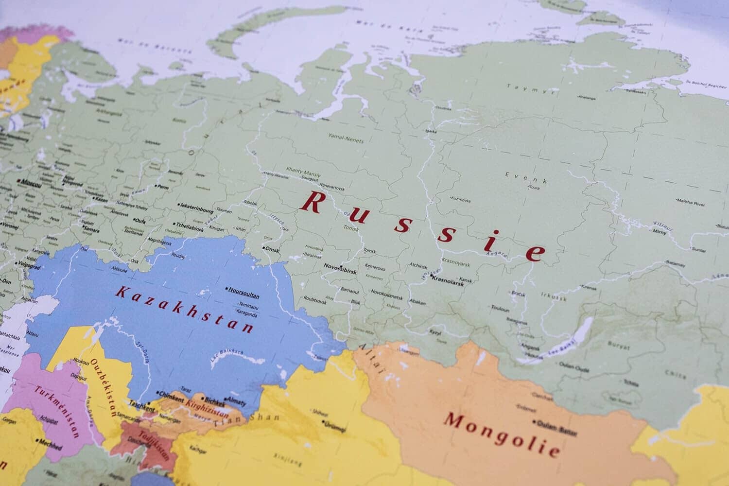 Planisphère plastifié en français - 140 x 100 cm | GeoMetro carte murale roulée (en tube) GeoMetro