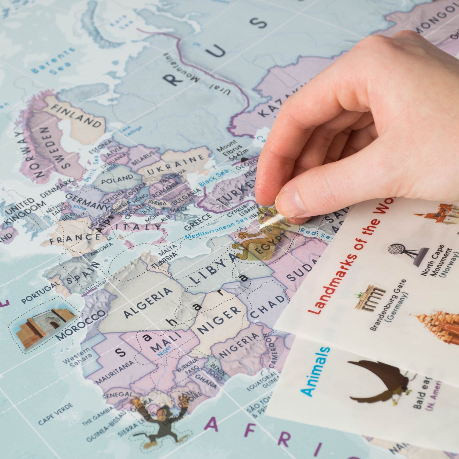 Poster pour enfants (en anglais) - Le Monde illustré, en couleurs, avec autocollants (85 x 60 cm) | Maps international carte murale roulée (en tube) Maps International