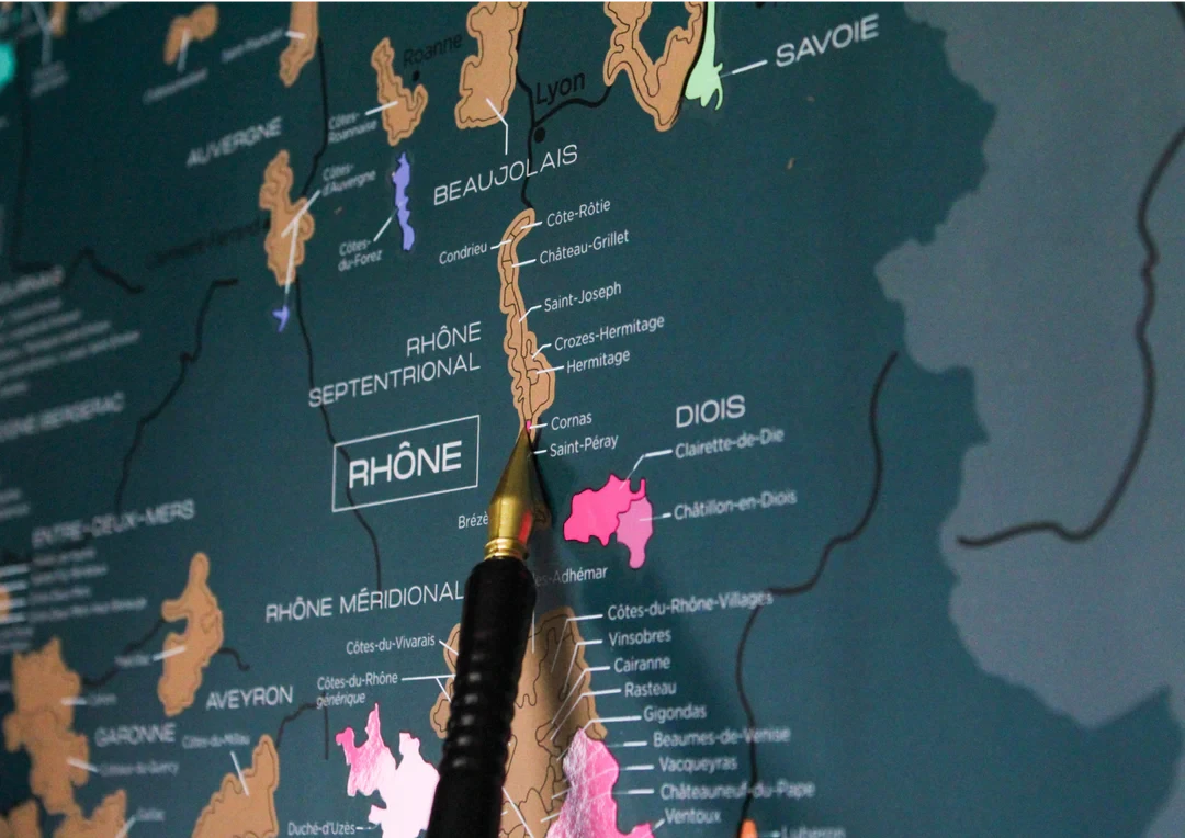 Scratch off wine map - World (70 x 50 cm ), en anglais | 1020 Dégustations carte murale roulée (en tube) 1020 Dégustations