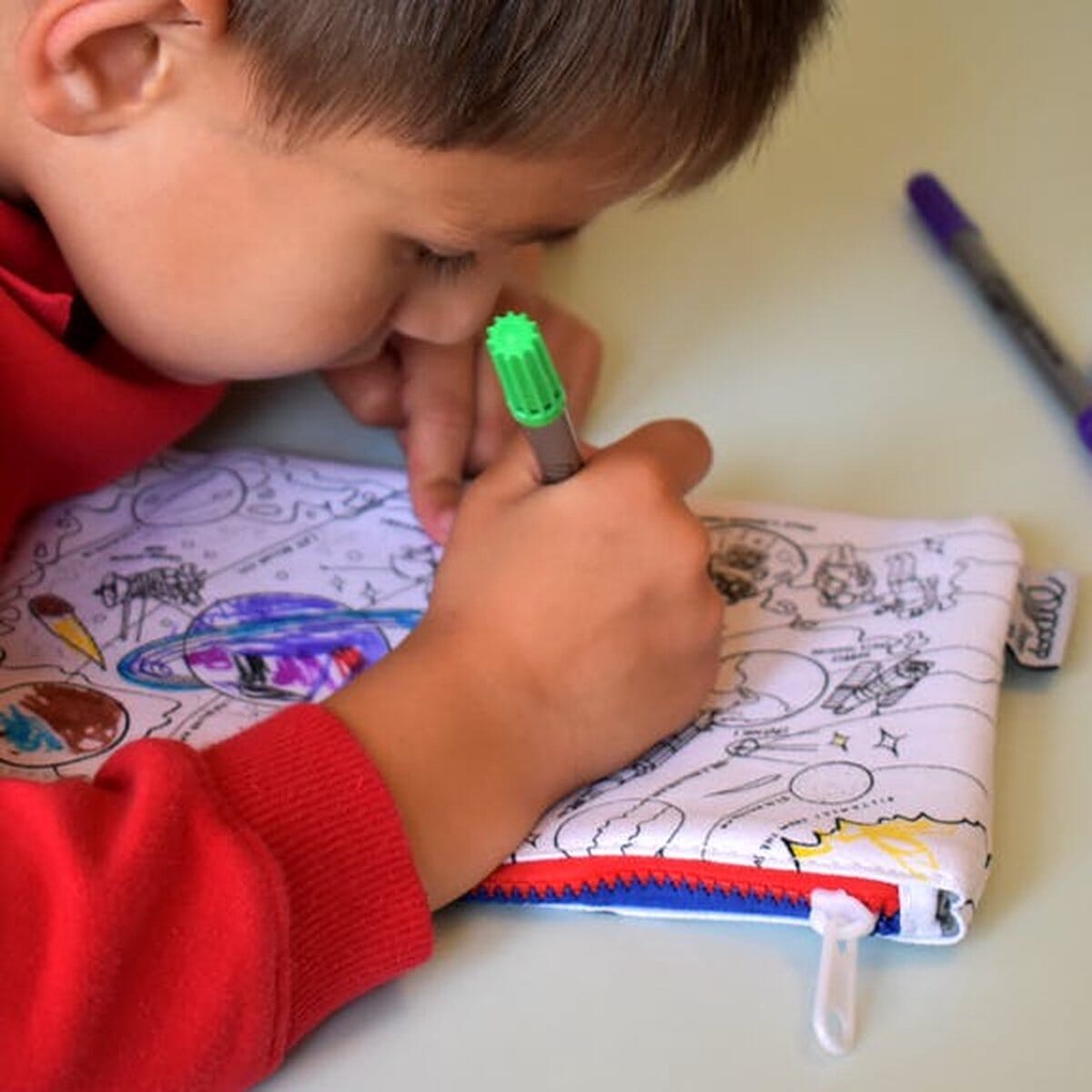 Trousse à crayons coloriable - L'espace | Eat Sleep Doodle jeu Eat Sleep Doodle 