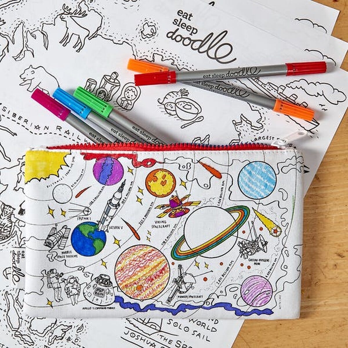 Trousse à crayons coloriable - L'espace | Eat Sleep Doodle jeu Eat Sleep Doodle 