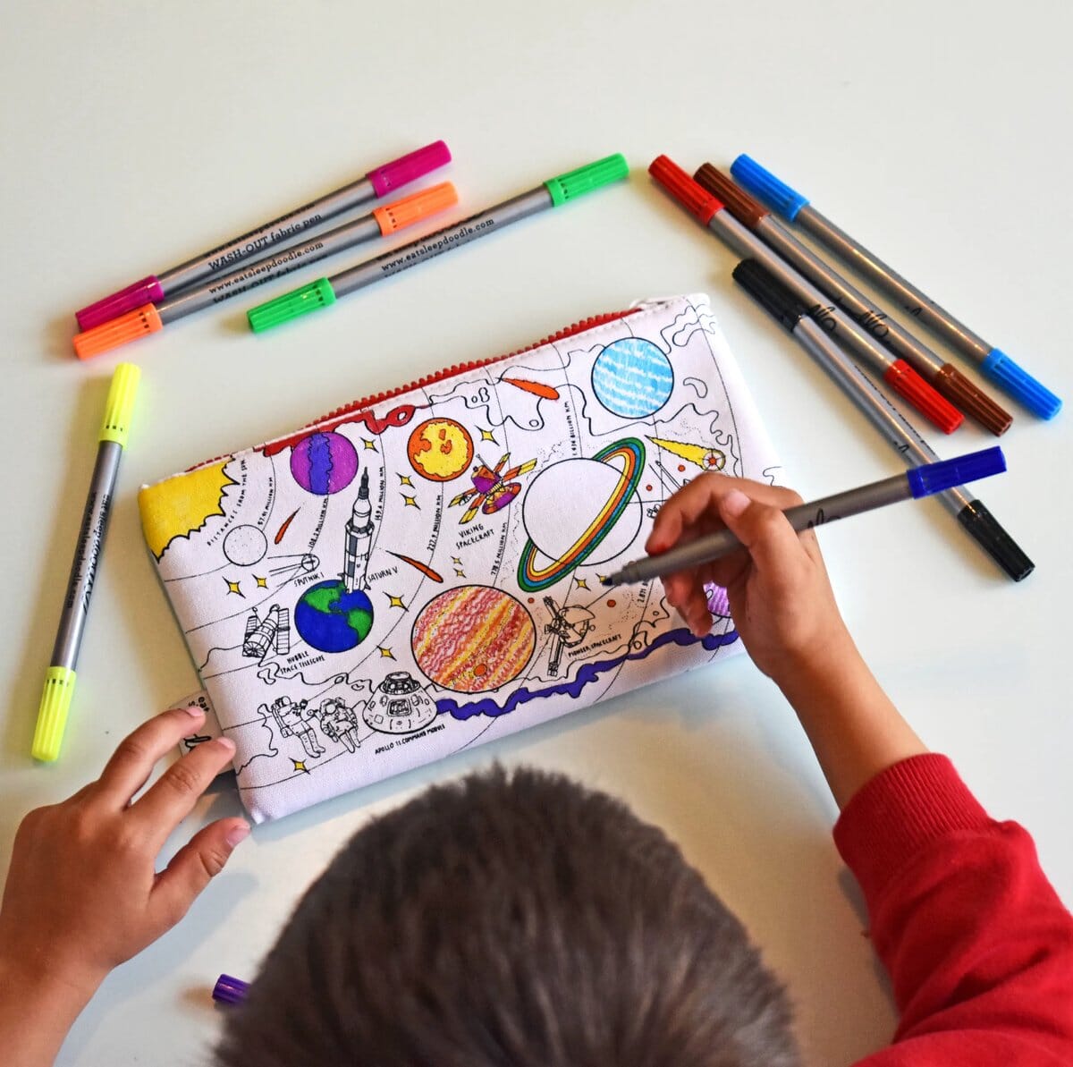 Trousse à crayons coloriable - L'espace | Eat Sleep Doodle jeu Eat Sleep Doodle 