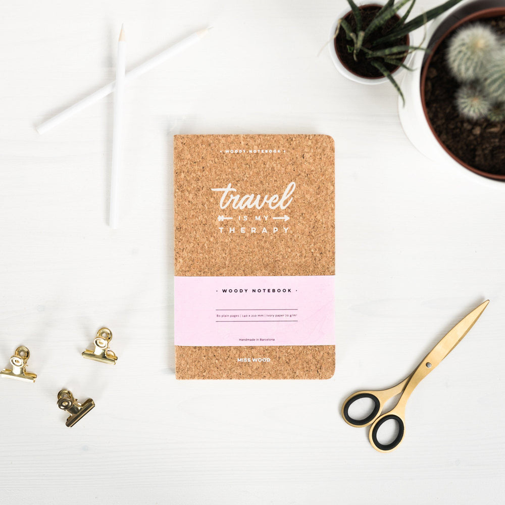 Carnet de voyage en liège - format A5 (14 x 21 cm) | Miss Wood accessoire de voyage Miss Wood Travel is my therapy 