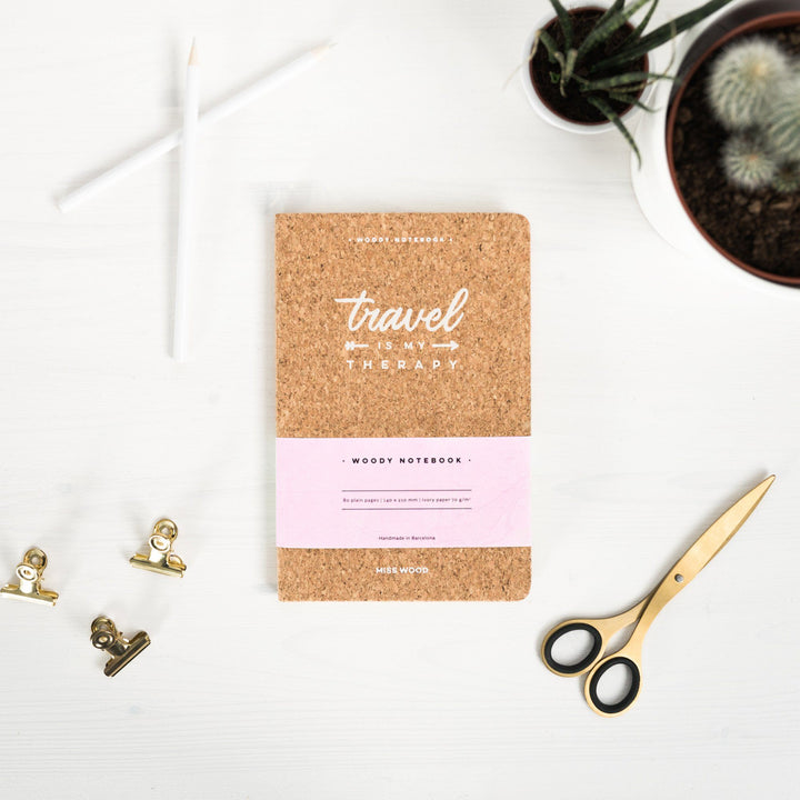 Carnet de voyage en liège - format A5 (14 x 21 cm) | Miss Wood accessoire de voyage Miss Wood Travel is my therapy 