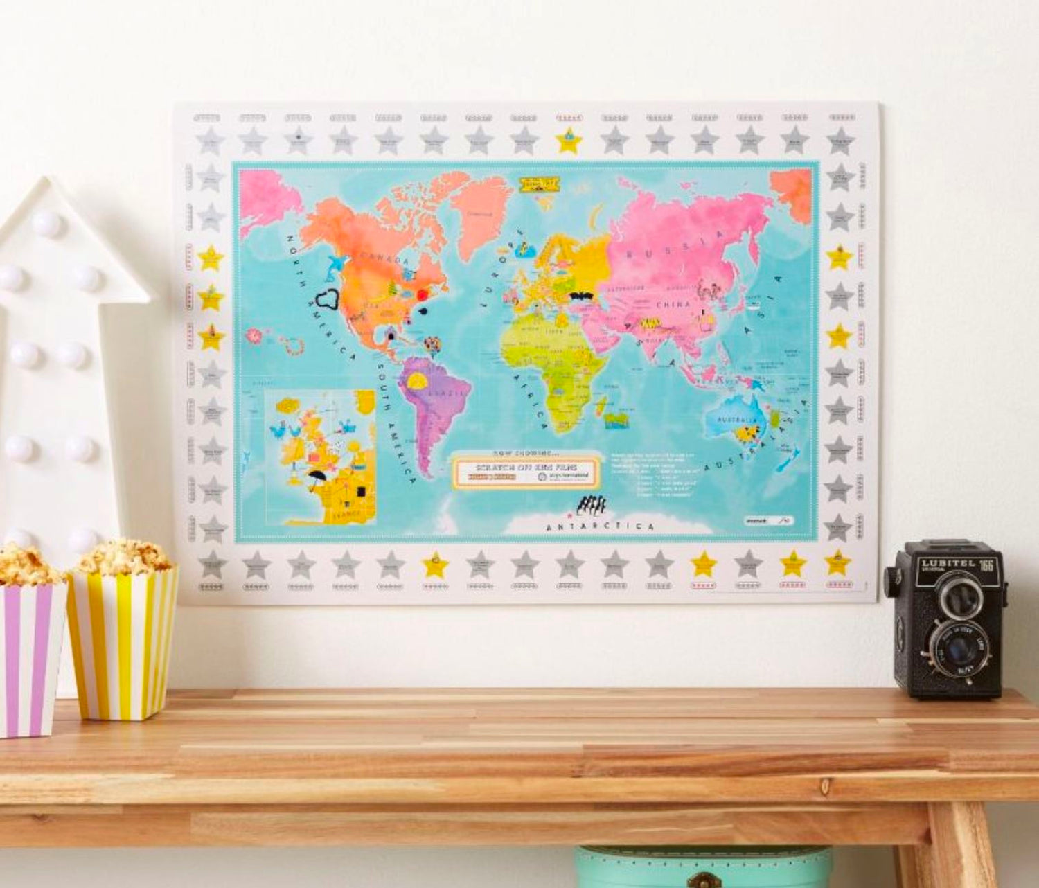 Carte murale à gratter (en anglais) - Films du monde, pour enfants - 60 x 42 cm | Maps International carte murale roulée (en tube) Maps International