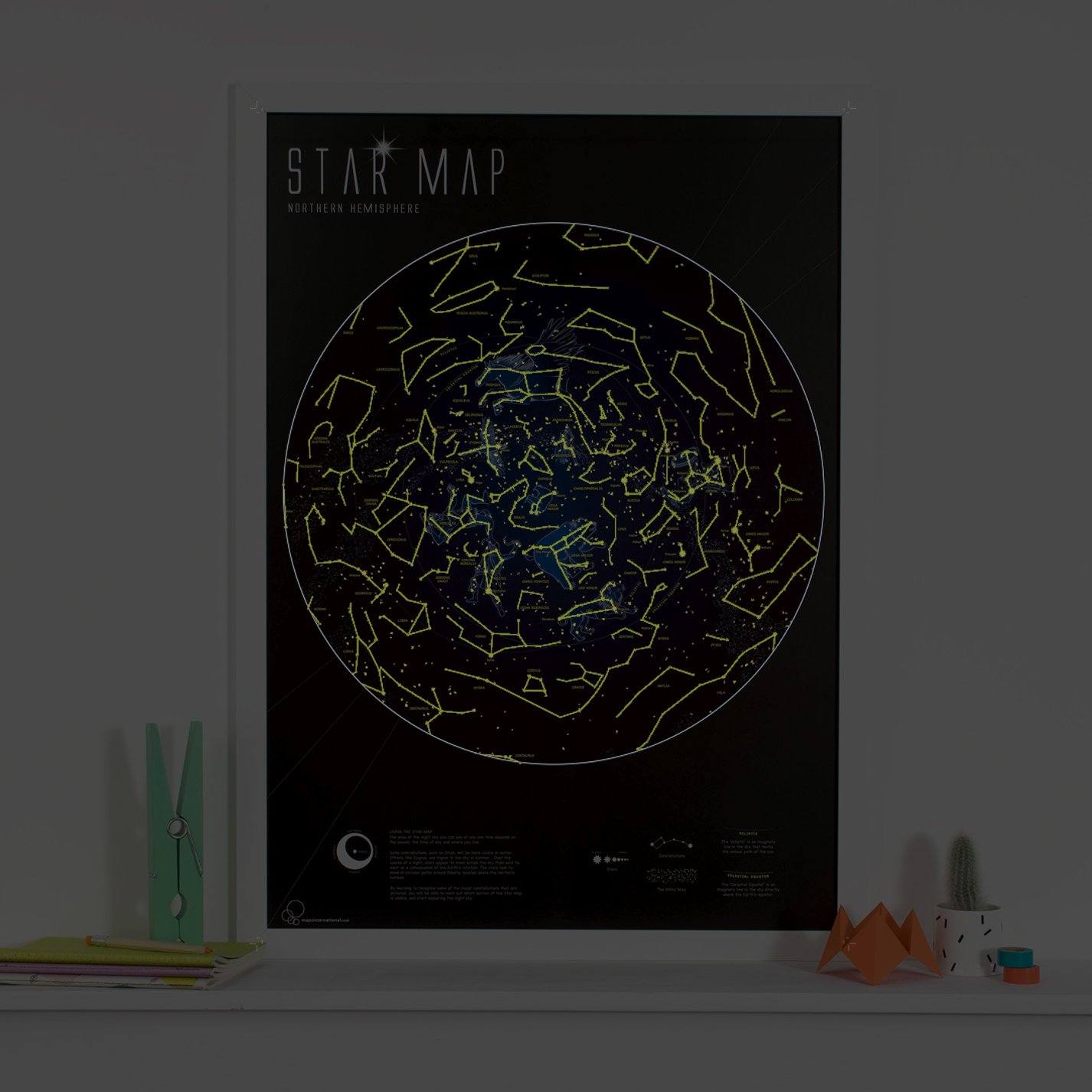 Carte murale phosphorescente - Ciel de l'hémisphère nord, en anglais (84 x 60 cm) | Maps International carte murale roulée (en tube) Maps International