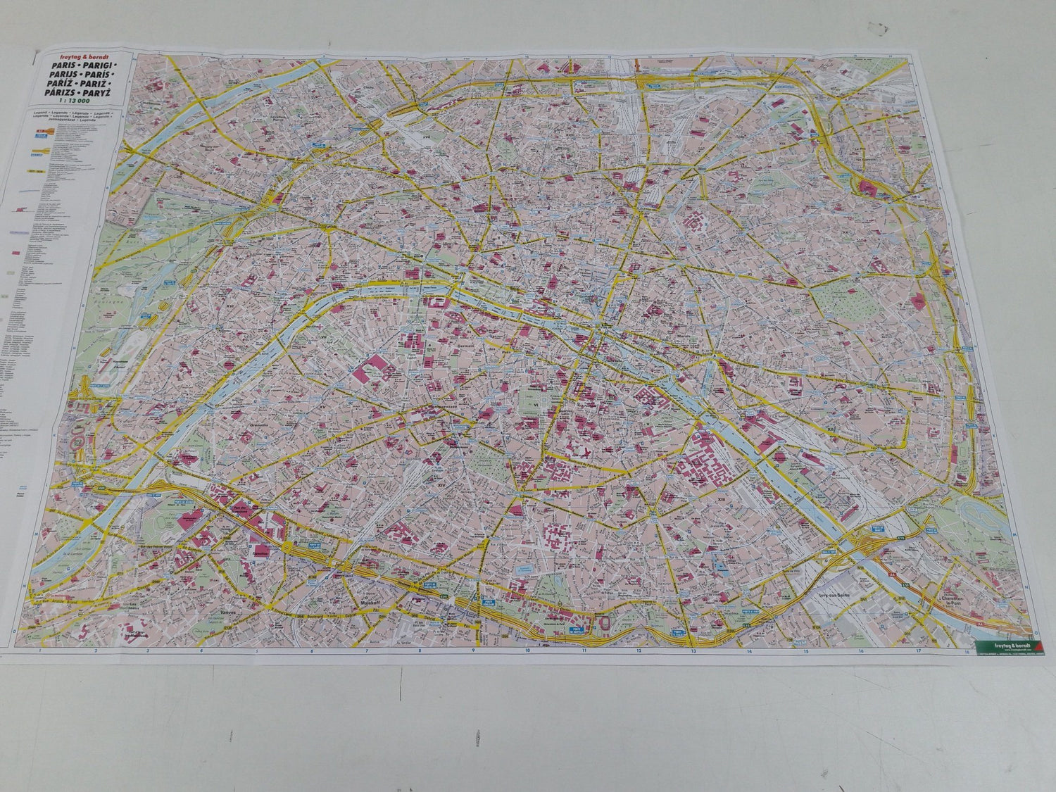 Plan de Paris - Carte VERSION MURALE ET PLASTIFIEE - 110 x 73 cm | Freytag & Berndt carte murale roulée (en tube) Freytag & Berndt