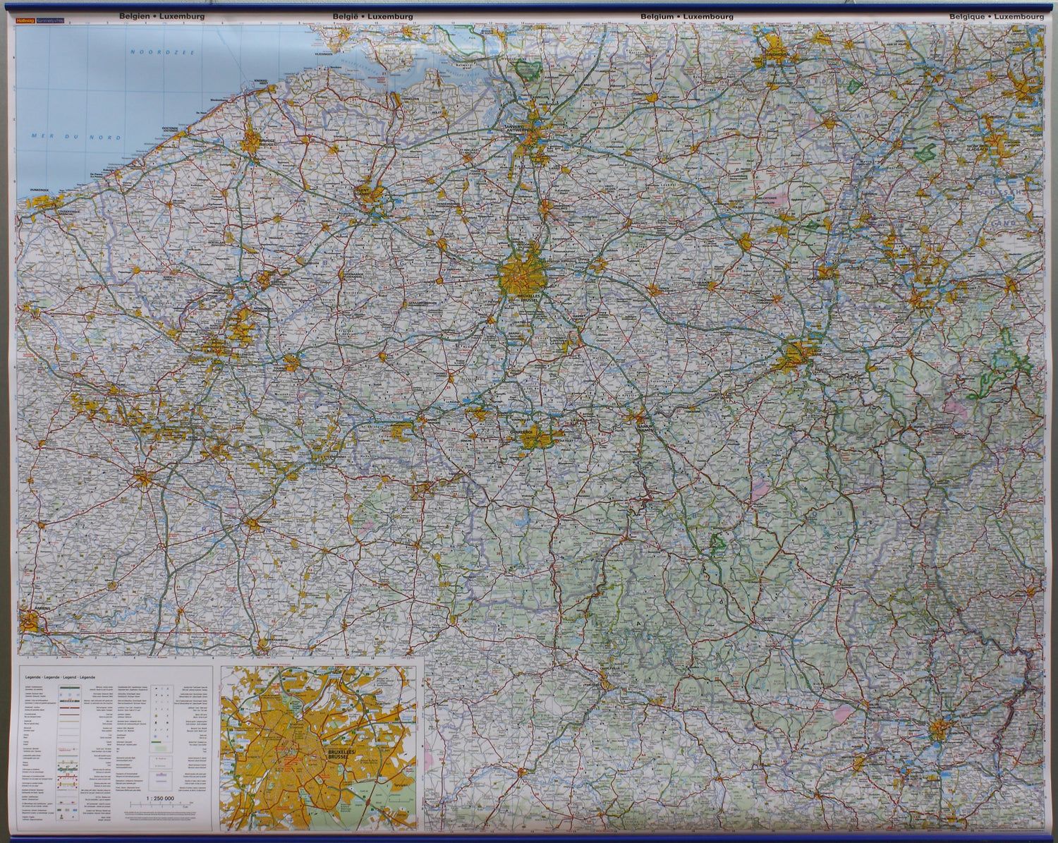 Carte murale plastifiée - Belgique & Luxembourg - 125 x 99 cm | Hallwag carte murale roulée (en tube) Hallwag avec lattes métalliques de maintien