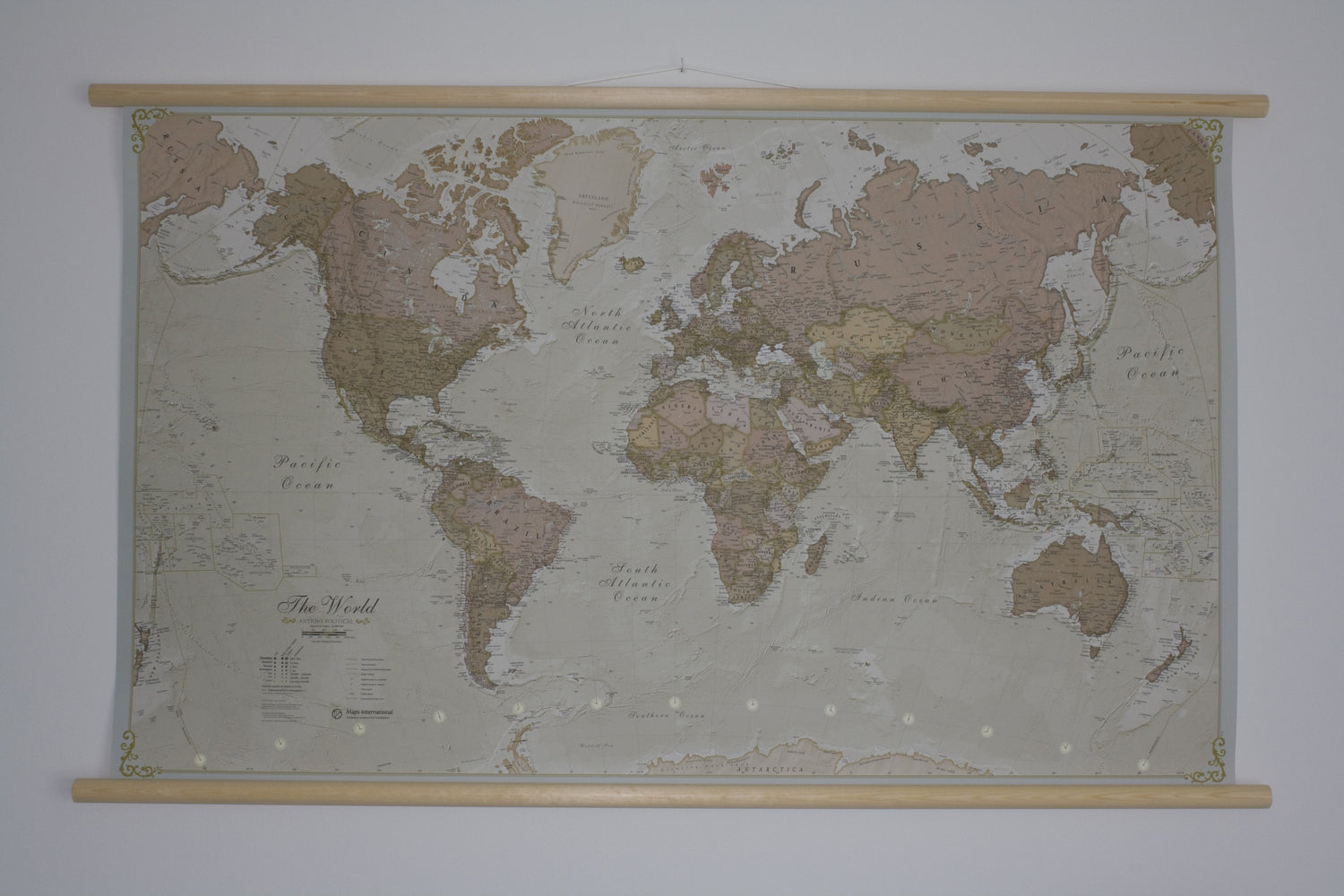 Carte murale plastifiée avec lattes de maintien en bois - Monde, style antique (en anglais) - 1/30M (136 x 84 cm) | Maps International carte murale roulée (en tube) Maps International