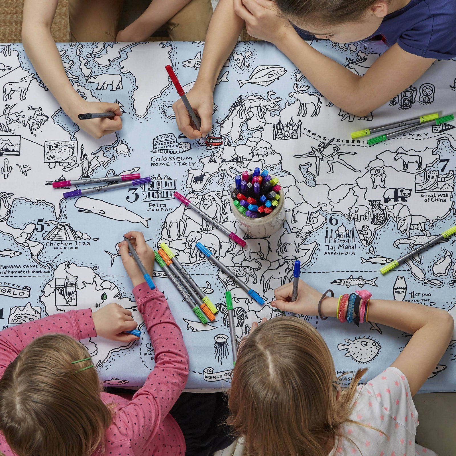 Nappe coloriable - Motif "carte du monde" | Eat Sleep Doodle jeu Eat Sleep Doodle