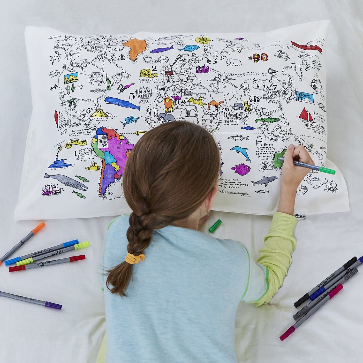 Taie d'oreiller avec carte du monde coloriable | Eat Sleep Doodle jeu Eat Sleep Doodle