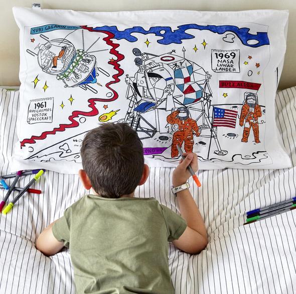 Taie d'oreiller coloriable - L'espace | Eat Sleep Doodle accessoire Eat Sleep Doodle 